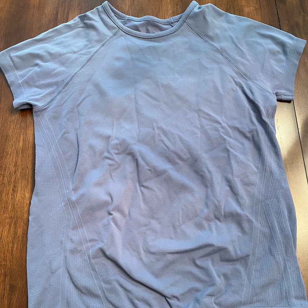 Athleta Girls Tee Size 12 in Excellent Condition